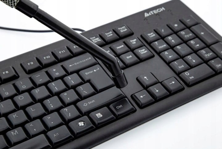 Miękka mini szczotka okrągła z zestawu precyzyjnego do bezpiecznego odkurzania klawiatury