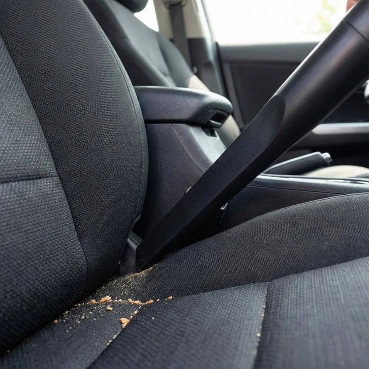 Idealne czyszczenie szczelin w samochodzie – Ssawka szczelinowa w akcji!