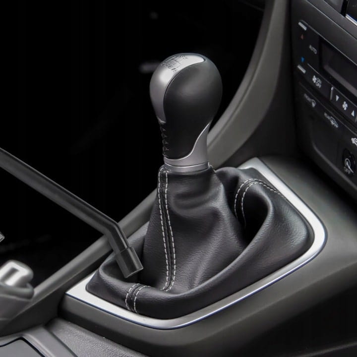 Użycie mini ssawki szczelinowej do precyzyjnego odkurzania trudnodostępnej przestrzeni między dźwignią biegów a konsolą centralną w aucie.