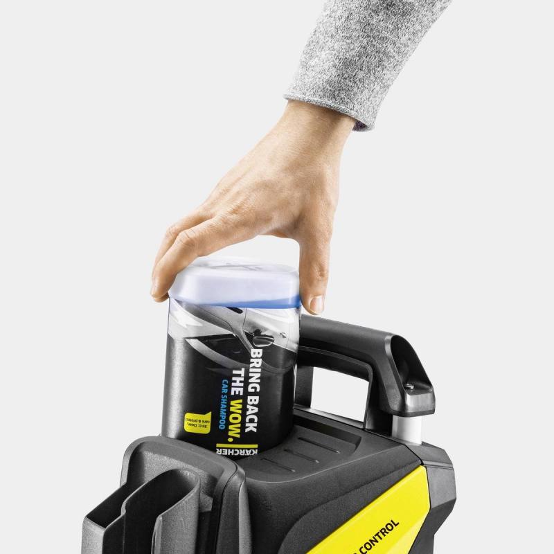 Szampon Karcher RM 610 podłączony do myjki ciśnieniowej w systemie Plug n Clean